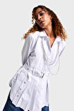 Kadın Beyaz Renk Kemer Detaylı Kolye Aksesuarlı Özel Tasarım Uzun Boy Oversize Gömlek