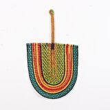 Japandi Bambu ve Deniz Sazı Hasır Doğal Yeşil Kırmızı Sarı Renk Yelpaze Duvar Dekoru 70x43x40cm