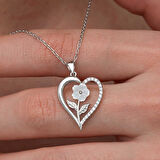 Gümüş Kalpli Beyaz Gül Kadın Kolye