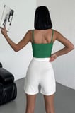 Tarz ve Rahatlığı Bir Arada Sunan Yüksek Bel Esnek Likralı Krep Şort Beyaz