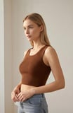 Kadın Kahverengi Kare Yaka Crop Top Bluz – Şık, Rahat ve Kolay Kombinlenebilir