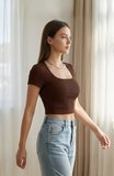 Kadın Kahverengi Yarım Kol Düz Yaka Crop Top Bluz – Şık, Rahat ve Kolay Kombinlenebilir
