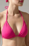 Kadın Siyah ve Fuşya Minimal Kesim Üçgen Bikini Üstü – Modern ve Şık Tasarım