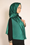 Akel Düz Aura Zümrüt Yeşili Şal – Işıltılı Dokusu ve Modern Tarzıyla Şıklığın Tamamlayıcısı