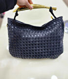 GOLD METAL DETAYLI YUMUŞAK SUNİ DERİ ÖRGÜ MODEL KADIN EL-OMUZ ÇANTASI