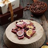 Kuru Meyveli ve Kuru Yemişli Çilekli Beyaz Beyoğlu Çikolatası. 250 Gr.