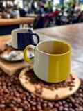 Seramik El işlemesi 2'li Sarı-Lacivert Büyük Boy Mug Kupa Kahve Fincanı