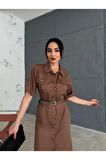 Önü düğmeli ve beli kemerli midi elbise