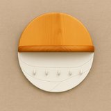30x30 cm Beyaz Ahşap Duvar Anahtarlık & Raflı Anahtar Askısı – Dekoratif Yuvarlak Ahşap Keyholder (6 anahtar)