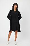 ALEXANDERGARDI DÜĞMELİ HAKIM YAKA KAT KAT VOLANLI COMFORT KALIP ELBİSE (B24-00234)