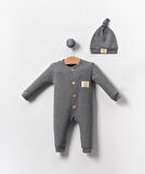 Unisex Tahta Düğme Görselli Şapkalı Şık Bebek Tulum-Gri | 3-6 ay