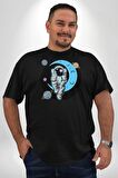 Astronot Uzayda Sıkılmış  Siyah Büyük Beden Erkek Kadın Unisex Basic Ön Baskılı Tişört