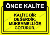 Önce Kalite.  Kalite Bir Değerdir, Mükemmelliğe Götürür. Uyarı Levhası