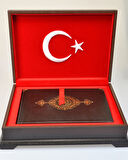 Ahşap Kutulu Nakış İşlemeli Türk Bayraklı Kuran-ı Kerim Seti (Orta Boy)