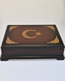 Ahşap Kutulu Nakış İşlemeli Türk Bayraklı Kuran-ı Kerim Seti (Orta Boy)