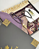 Çeyizlik Hediyelik Seccade Set – Astarlı Kadife Seccade, Eşarp, Kristal Tesbih, Erkek Tesbihi, Takke ve Esanslı Özel Kutulu Lüks Hediye