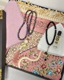 Çeyizlik Hediyelik Seccade Set – Astarlı Kadife Seccade, Eşarp, Kristal Tesbih, Erkek Tesbihi, Takke ve Esanslı Özel Kutulu Lüks Hediye