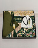 Çeyizlik Hediyelik Seccade Set – Astarlı Kadife Seccade, Eşarp, Kristal Tesbih, Erkek Tesbihi, Takke ve Esanslı Özel Kutulu Lüks Hediye