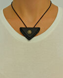 Deri Kaplı Üçgen Mini Cevşen – Boyuna Asmalık Siyah İpli, Mini Deri Kaplama Çantalı Manevi Dua Kolyesi