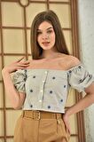 Omzu Açık Puantiyeli Bej Kadın Crop Bluz