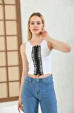 Önden Sıra Bağcıklı ve Taş Detaylı Beyaz Crop Bluz