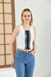 Önden Sıra Bağcıklı ve Taş Detaylı Beyaz Crop Bluz