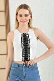 Önden Sıra Bağcıklı ve Taş Detaylı Ekru Crop Bluz