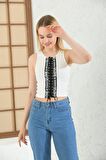 Önden Sıra Bağcıklı ve Taş Detaylı Ekru Crop Bluz