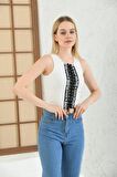 Önden Sıra Bağcıklı ve Taş Detaylı Ekru Crop Bluz