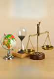 3 Lü Masa Üstü Seti – Retro Terazi, Kum Saati, Cam Dünya Küre Dekoratif Ofis Hediyesi