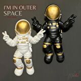 Astronot Figürü – Uzay Temalı Ev Dekoru – Barış İşareti Pozu–Modern ve Şık- Mükemel orijinal tasarım