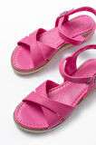 692-564 Fuşya Ortopedik Taban Çapraz Tokalı Kadın Sandalet