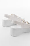 24414-572 Beyaz Tokalı  Günlük Dolgu Topuk Kadın Sandalet