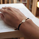 Şık 14 Ayar Altın Plakalı ve Siyah Örgülü Yuvarlak Motifli Buse Bilekliği