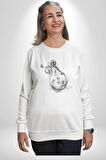 Astronot Gök Taşı Yavarlarken Kadın Erkek  Beyaz Baskılı Sweatshirt 
