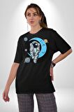 Astronot Uzayda Sıkılmış  Pamuklu Bisiklet Yaka Kadın Erkek Oversize Boyfriend Dijital Baskılı Siyah T-shirt