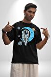 Astronot Uzayda Sıkılmış  Pamuklu Bisiklet Yaka Kadın Erkek Oversize Boyfriend Dijital Baskılı Siyah T-shirt
