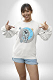 Astronot Uzayda Sıkılmış  Kadın Erkek  Beyaz Baskılı Sweatshirt 
