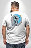Astronot Uzayda Sıkılmış  Büyük Beden Beyaz Tişört Kadın Erkek Ünisex Sırt Baskılı