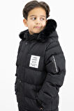 Erkek Çocuk Siyah Yazılı Arma Detaylı İçi Kürklü Kapüşonlu Şişme Mont 21341