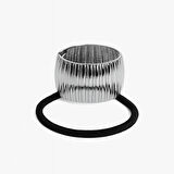 Parlak Gümüş Renk Metal Detaylı Modern Lastik Saç Tokası – Elastik ve Şık Toka Modeli