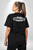 Hayatım Sürükleyici ama Yerlerde Pamuklu Kadın Erkek Oversize Sırt Dijital Baskılı Siyah T-shirt
