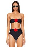 Gül aksesuarlı bikini takım