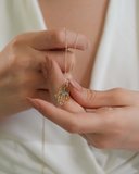 14 Ayar Altın Mavi Zirkon Taşlı Fatma Ana Eli Kolye
