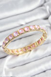 Pirinç Pembe Zirkon Taşlı Kare Model Gold Renk Lastikli Kadın Bileklik - TJ-BB7499