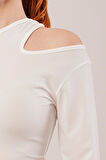 Omuz Dekolte Detaylı Beyaz Bluz
