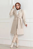 Kaşe Kaban - Uzun Boy Kruvaze Yaka, Kuşaklı Tesettür Kışlık Kaban, Astarlı Şık Yünlü Dokuma Oversize Rahat Kalıp, Cepli Modern Kaşe Mont Modeli - Bej