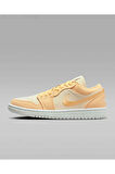 Air Jordan 1 Low Se Kadın Spor Ayakkabısı Dv0426-200 (YARIM NUMARA BÜYÜK ALMANIZI ÖNERİYORUZ)