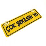 Çok Şekilsin Ya Yazılı Sarı Dekor Plaka Vantuzlu Cam Süsü