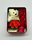 Kırmızı Metal Kutu İçinde Peluş Ayıcık ve Gül Seti – Hediye Kutusu, Sevgiliye Özel, Romantik Hediye
